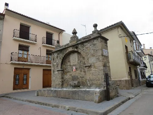 Fuente de piedra en la plaza del Járiz en El Toro, Castellón.
