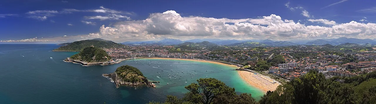 Luftaufnahme des Strandes und der Stadt San Sebastián von Igeldo.