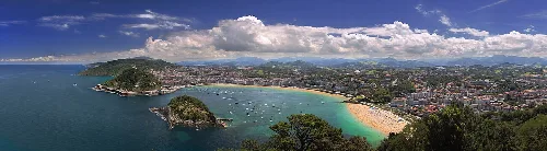 Luftaufnahme des Strandes und der Stadt San Sebastián von Igeldo.
