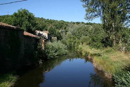 Imagen del río Aliste vista desde el puente de arriba camino a Mahide.