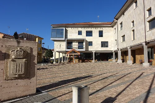 Rathaus in Villadangos del Páramo mit Steinsiegel im Vordergrund.