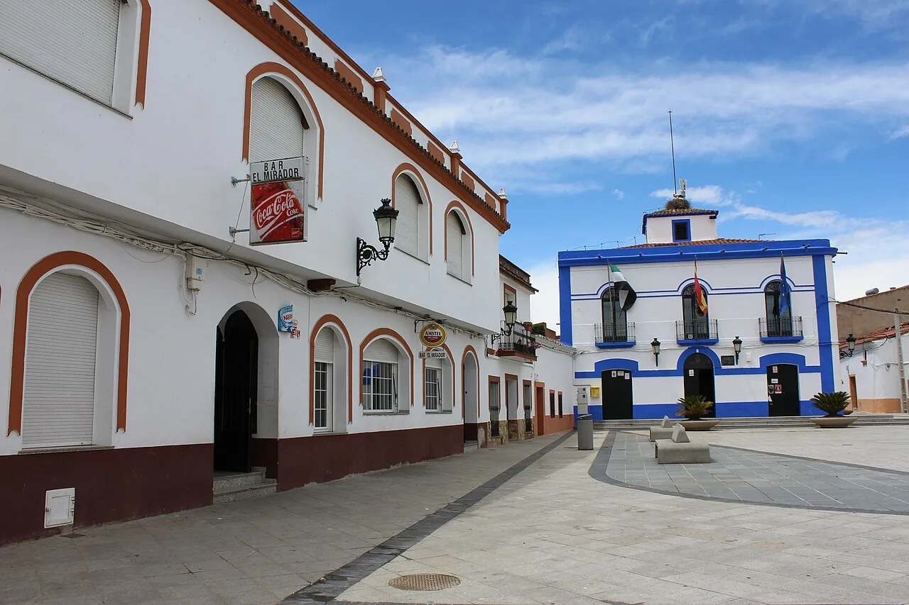 Town hall building with white facade and blue details in Valverde de Mérida.