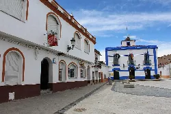 Town hall building with white facade and blue details in Valverde de Mérida.