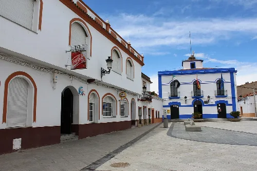 Rathaus mit weißer Fassade und blauen Details in Valverde de Mérida.