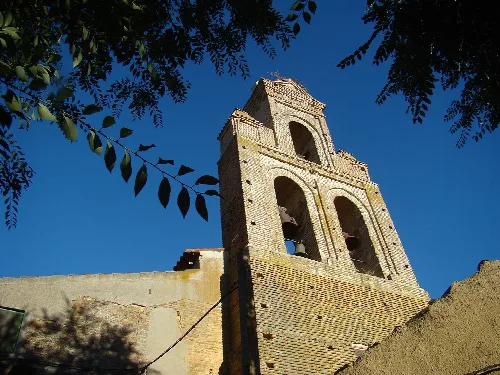 Villacid de Campos en la provincia de Valladolid, España. Iglesia parroquial de Santa María la Nueva, gótica del siglo XVI, construida en ladrillo a excepción de su cabecera que es de piedra de sillería.