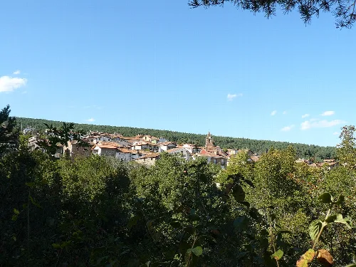 Vista de El Rasillo de Cameros con casas y colinas en el fondo.