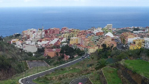 Vista de un valle y la ciudad de Los Realejos desde lo alto.