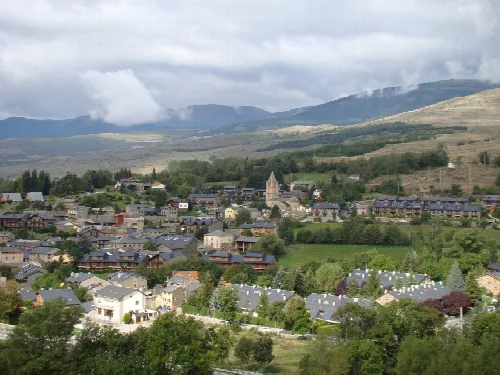 Häuser und Berge in Bolvir, Cerdanya.