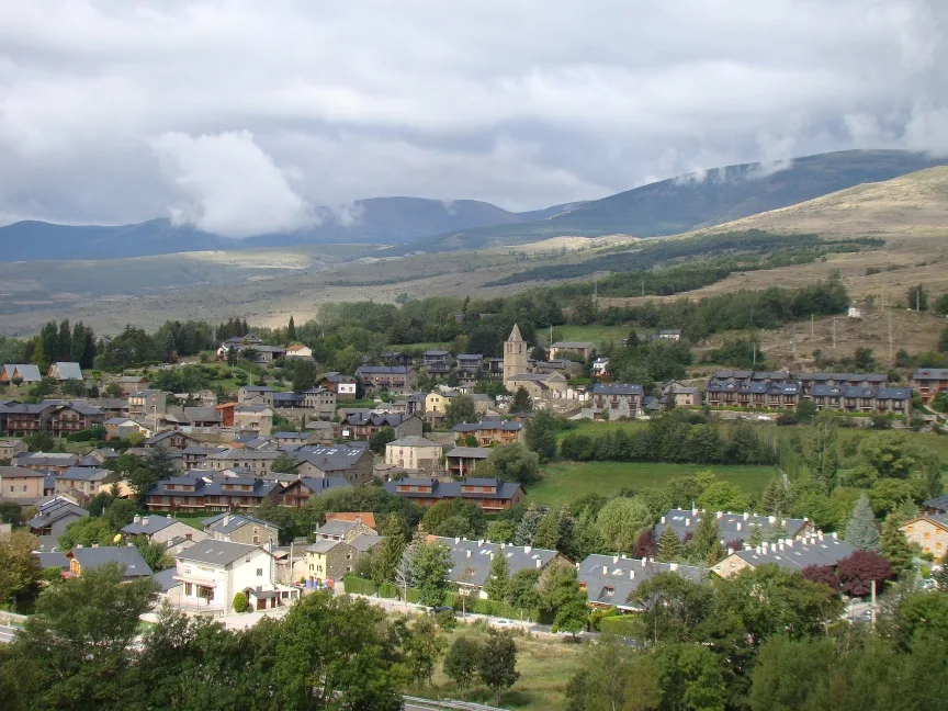 Vista de casas y montañas en Bolvir, Cerdanya.