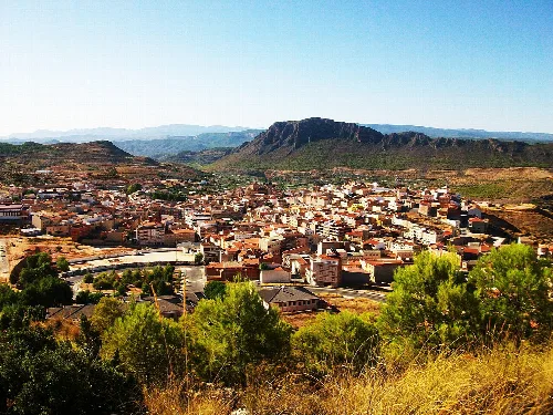 Vista panorámica de Elche de la Sierra con Peña San Blas y montañas al fondo.
