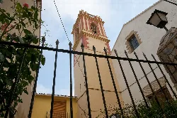 Glockenturm einer Kirche in Palomar, Valencia, von unten.