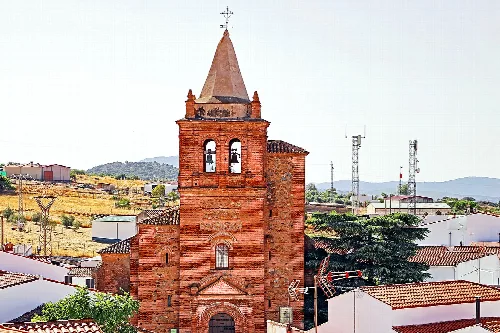 Backsteinturm und Glockenturm der Kirche in Trasierra.