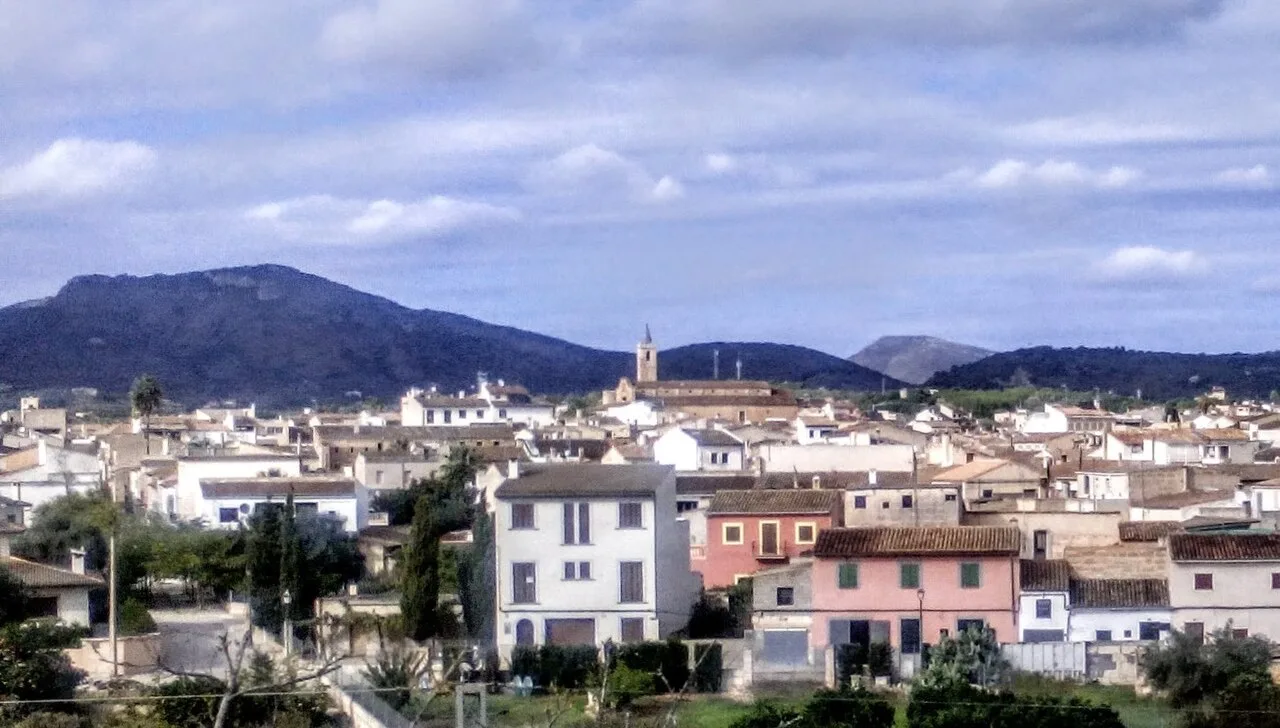 Vista de casas blancas y montañas en San Lorenzo del Cardezar