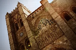 Fassade der Kathedrale von Ávila mit Skulpturen und Steinstruktur.