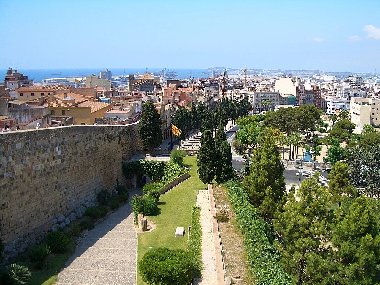 Vista de la ciudad de Tarragona con el puerto y jardines.