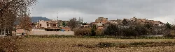 Paisaje con casas y árboles en Valdearenas, Guadalajara.