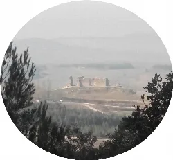 Ruinas en una colina vistas desde la Sierra de Alaiz.