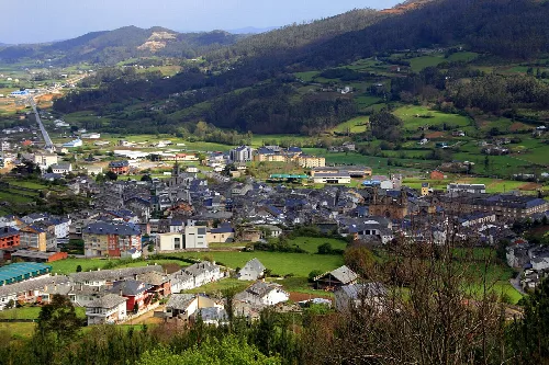 Panoramic view of Mondoñedo with mountains and buildings.