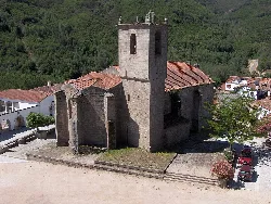Iglesia de piedra con torre en Montemayor del Río, Salamanca.