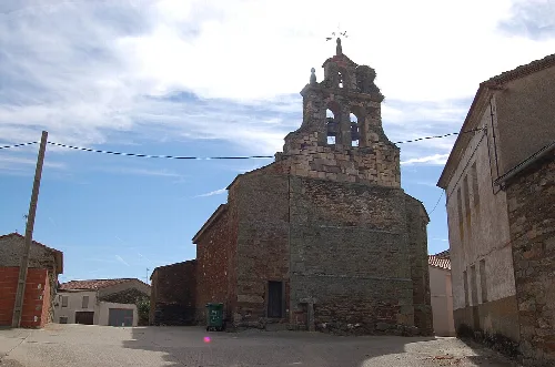 Steinernen Kirche mit Glockenturm in Losacio, Zamora.