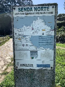 Hinweis auf dem Tranquero-Fahrradweg in Carreño, Asturien.