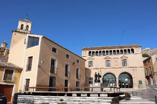 Plaza de Arriba mit Gebäuden und Brunnen in Jumilla, Murcia.