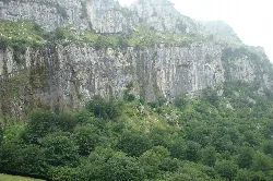 Ansicht des Ursprungs des Flusses Asón in Soba mit Vegetation und Klippen.