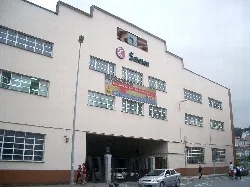 Union Cerrajera factory building in Arrasate with windows and logo.