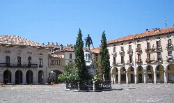 Platz mit Statue in der Mitte, Bäume und historische Gebäude in Zumárraga.
