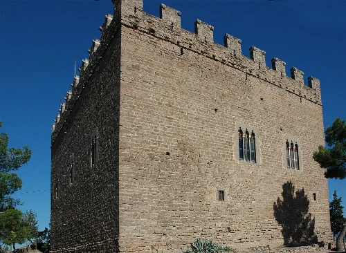 Steinernes Schloss mit Zinnen in Balsareny, Barcelona.