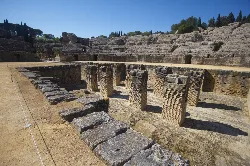 Restos de un anfiteatro romano con columnas y gradas en Santiponce.