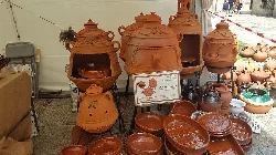 Varios hornos y fuentes de cerámica en una feria en Salamanca.
