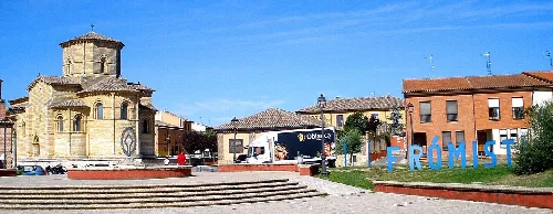 Main square of Frómista with large letters spelling 'FRÓMISTA' and a church in the background.