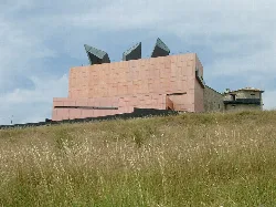 Edificio del museo con formas angulares y estructura moderna en Altzuza.
