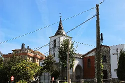 Iglesia con torre y fachada de piedra en El Franco, Asturias.