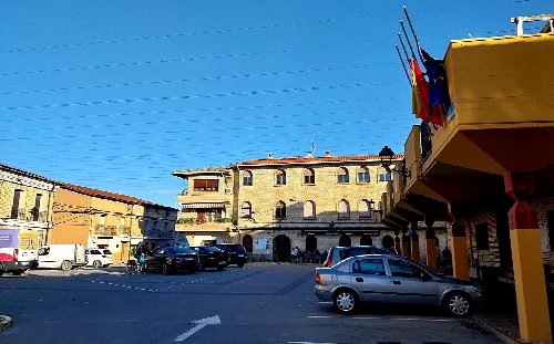Plaza del Ayuntamiento con edificios y coches en Cadreita.