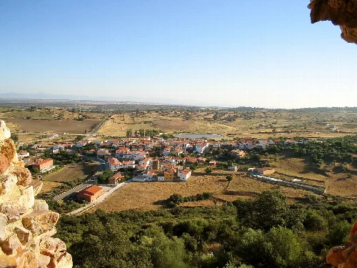 Panoramablick auf Portezuelo mit Häusern und ländlichen Feldern.