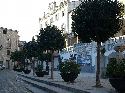 Square with trees, benches, and historic buildings in Jaraíz de la Vera