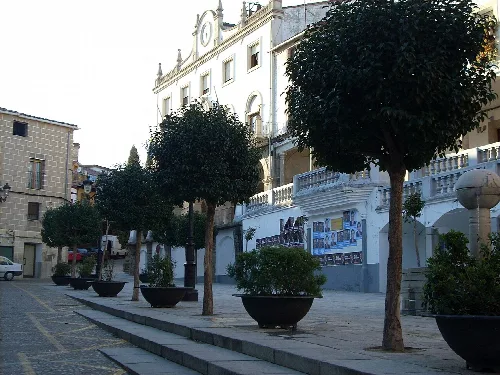Platz mit Bäumen, Bänken und historischen Gebäuden in Jaraíz de la Vera