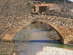 Puente de piedra gótico sobre un río en Villafranca del Cid.