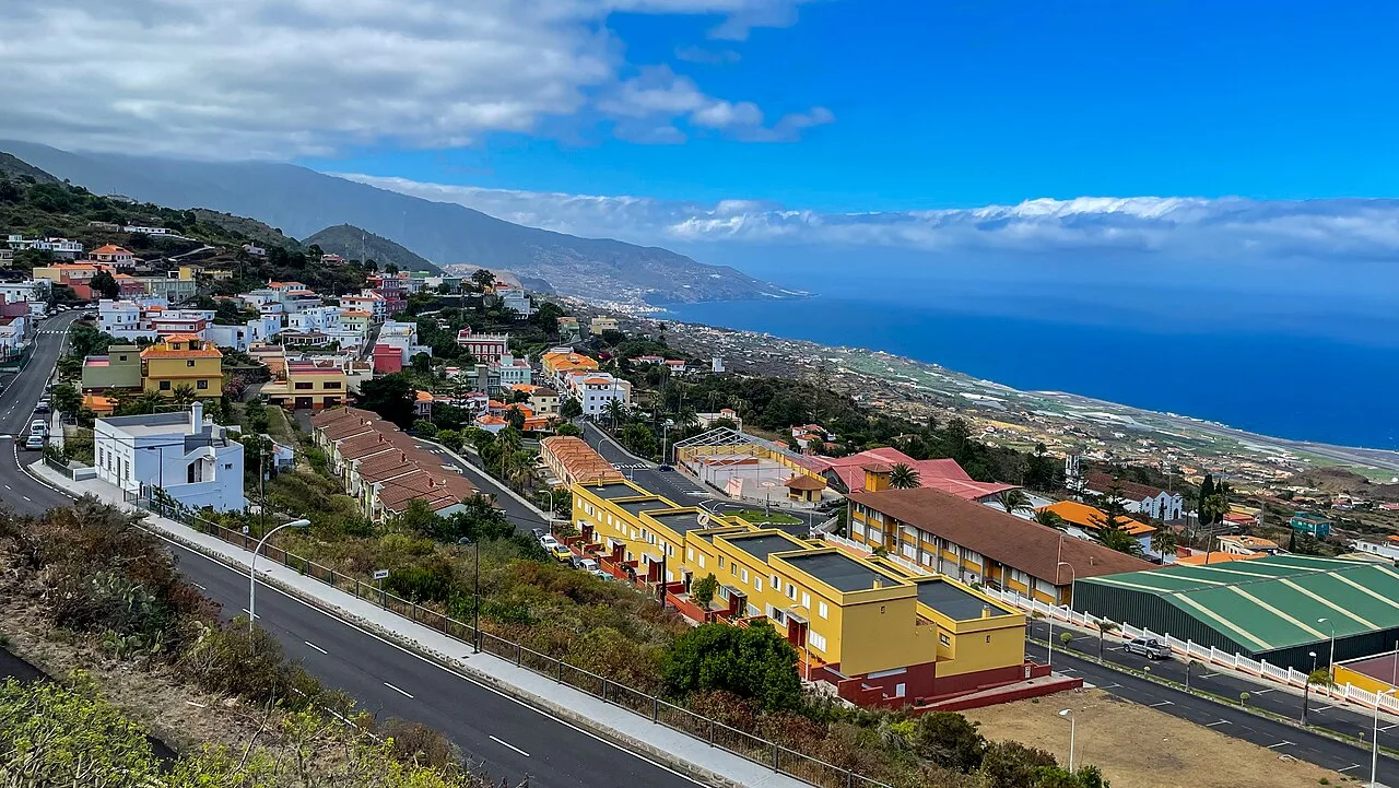Panoramablick auf Villa de Mazo mit Häusern und Meer.
