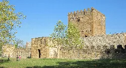Vista de la fachada y torre del castillo en Muskiz, Vizcaya.