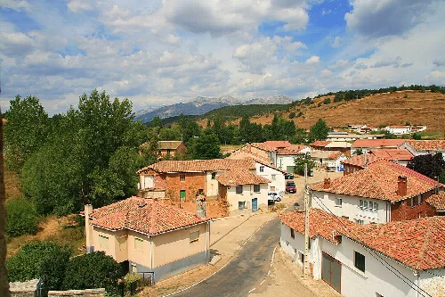 Casas con tejados de teja en Respenda de la Peña, Palencia.