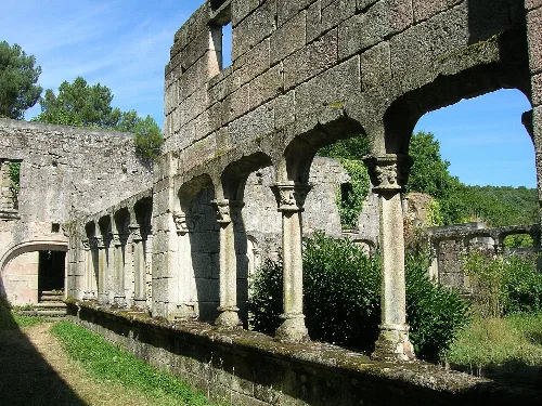 Steinernen Säulen in Ruinen bei einem Kloster in Ginzo de Limia.