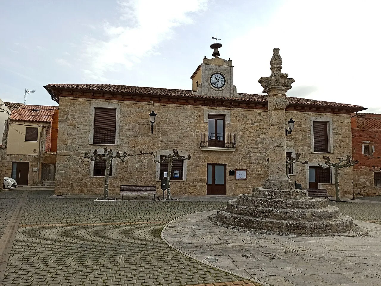Plaza mayor de Villalaco (provincia de Palencia) con el Ayuntamiento y el rollo.
