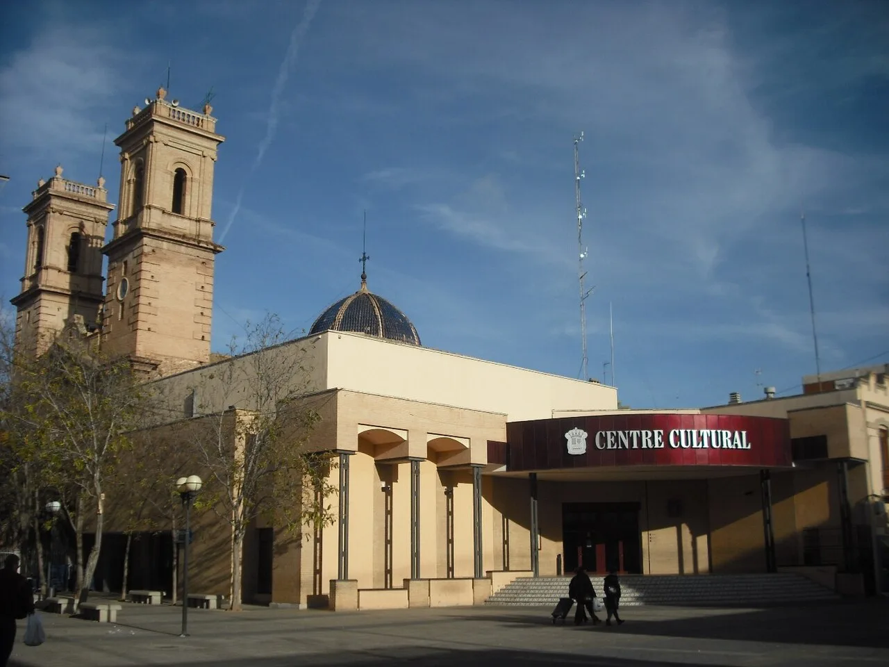 Platz mit Kulturgebäude und Kirchturm in Almácera.