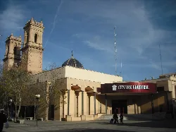 Platz mit Kulturgebäude und Kirchturm in Almácera.