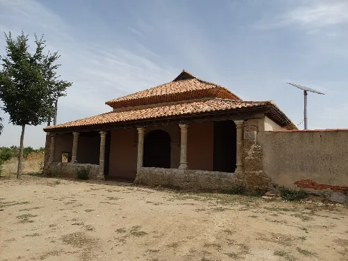 Construcción con tejado de tejas y columnas en Pozuelo de la Orden.