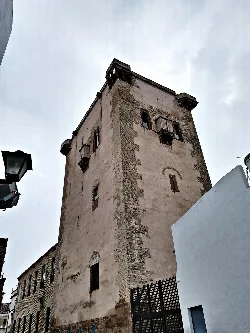 Steinturm mit kleinen Fenstern und Wehrgang in El Carpio.