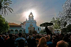 Kreuzprozession mit Menschenmenge auf dem Platz in Posadas.